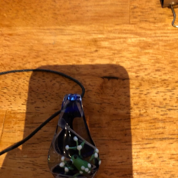 GlassTear drip pendant with frog - Picture 3 of 3